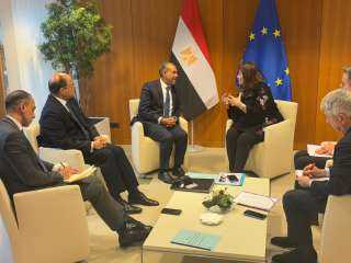وزير الخارجية والهجرة يلتقى مع...