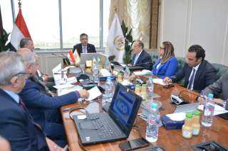 وزير التموين يعقد اجتماعًا مع...