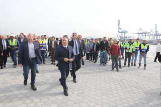 وزير الصناعة والنقل يتفقد التشغيل...