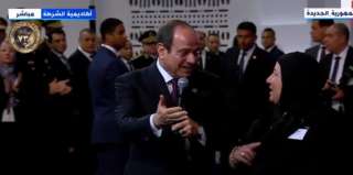 بالفيديو.. الرئيس السيسي يكرم أسر...