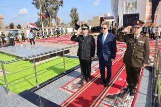 محافظ المنوفية ومدير الأمن يضعان...