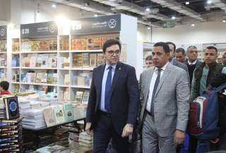 وزير الثقافة يتفقد أروقة معرض...