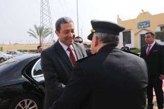 محافظ دمياط يضع إكليل الزهور...