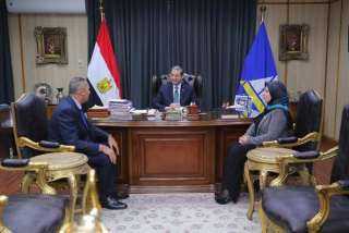 محافظ دمياط يناقش مع رئيس...