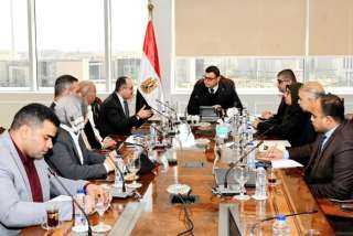 وزير الإسكان يتابع سير العمل...