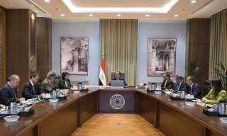 رئيس الوزراء يتابع مع مسئولى...