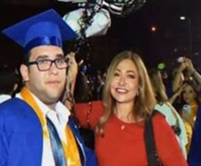شاهد.. ليلى علوي تحتفل بعيد...