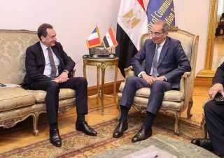 وزير الاتصالات يبحث مع سفير...