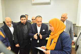 محافظ أسيوط يتفقد مركز خدمة...