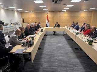 وزير الصحة يبحث مع وفد...