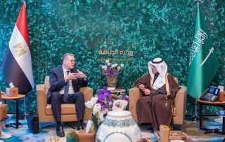 وزير البترول يبحث مع وزير...