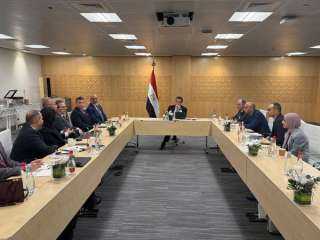 وزير الصحة يلتقي ممثلي شركة...