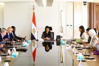 وزيرة التخطيط والتعاون الدولي تستعرض...