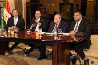 وزير العمل يلتقي مستثمرين سعوديين.....