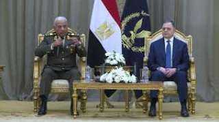 وزير الدفاع يقدم لوزير الداخلية...
