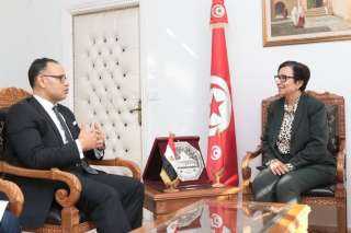 سفير مصر في تونس يعقد...