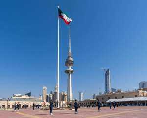 محافظات الكويت ترفع العلم إيذانا...