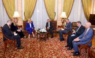 وزير الخارجية والهجرة يستقبل كبيرة...