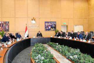 وزير الإسكان يعقد اجتماعا موسعا...