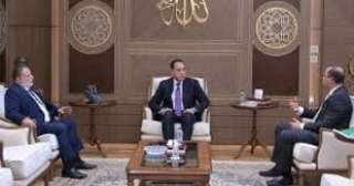 رئيس الوزراء يجتمع مع محافظ...