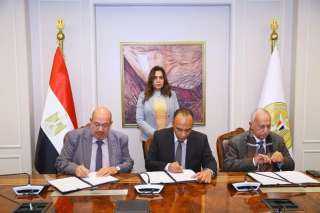وزيرة التنمية المحلية تشهد التوقيع...