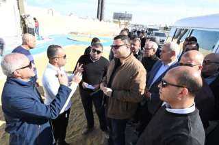 وزير الإسكان يتفقد مشروعات الطرق...