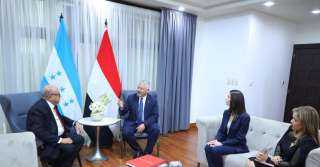 السفير المصري لدى هندوراس يلتقي...