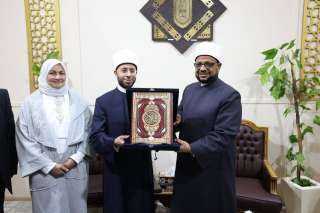 وزير الأوقاف يتفقد جناح الأزهر...