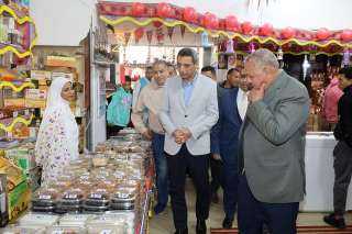 محافظ السويس يتفقد معرض “أهلاً...