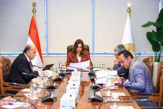 وزيرة التنمية المحلية تتابع مع...