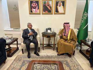 السفير المصري في الرياض يقدم...
