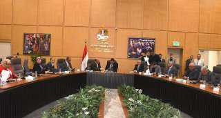 وزير الإسكان يعقد اجتماعه الدوري...