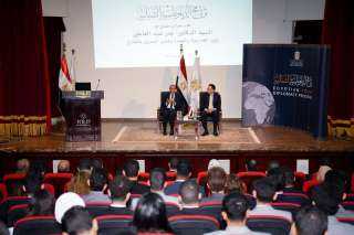 وزير الخارجية والهجرة يلتقي بشباب...