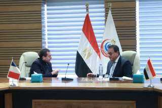 وزير الصحة يعقد اجتماعا مع...