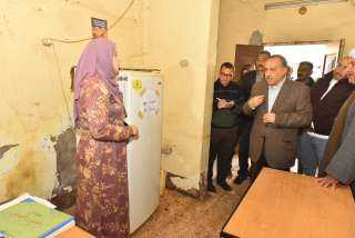 محافظ أسيوط يتفقد مركز الخدمات...