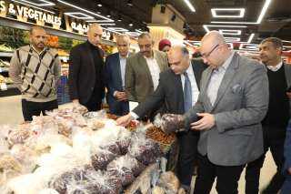 محافظ بني سويف يتفقد المحال...