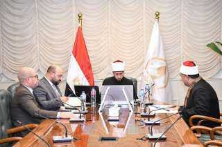 وزير الأوقاف يبحث مع مدير...
