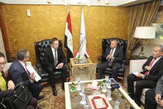وزير الصناعة والنقل يبحث مع...