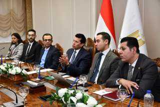 وزير الشباب والرياضة يلتقي الدفعة...