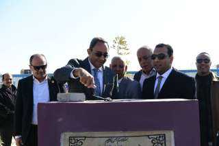 محافظ قنا يضع حجر أساس...