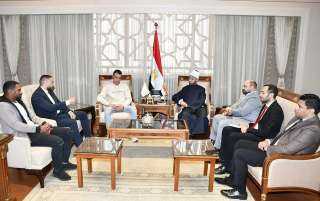 وزير الأوقاف يكرم ثلاثة شباب...