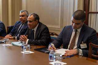 وزير الخارجية والهجرة يلتقي بالنائب...