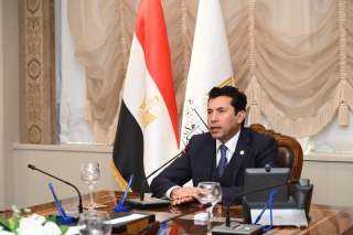 وزير الشباب والرياضة يجتمع بمجموعة...