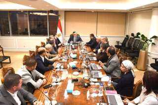 وزير الإسكان يعقد اجتماعا مع...