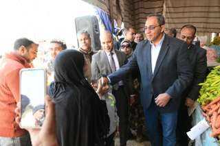 محافظ قنا يفتتح سوق اليوم...