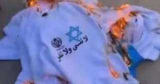 الأسرى الفلسطينيون يحرقون قمصان سجون...