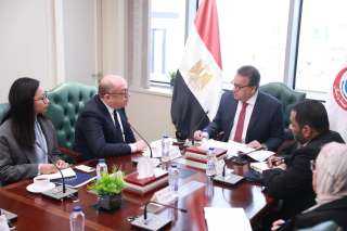 وزير الصحة يبحث مع سفير...