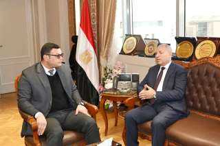 وزير الإسكان يستعرض مع محافظ...