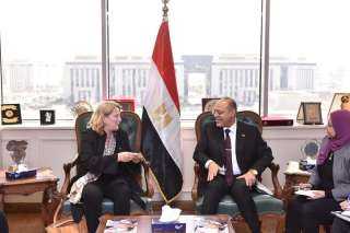 وزير العمل يلتقي وفدًا من...
