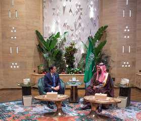 ولي العهد السعودي يستقبل وزير...